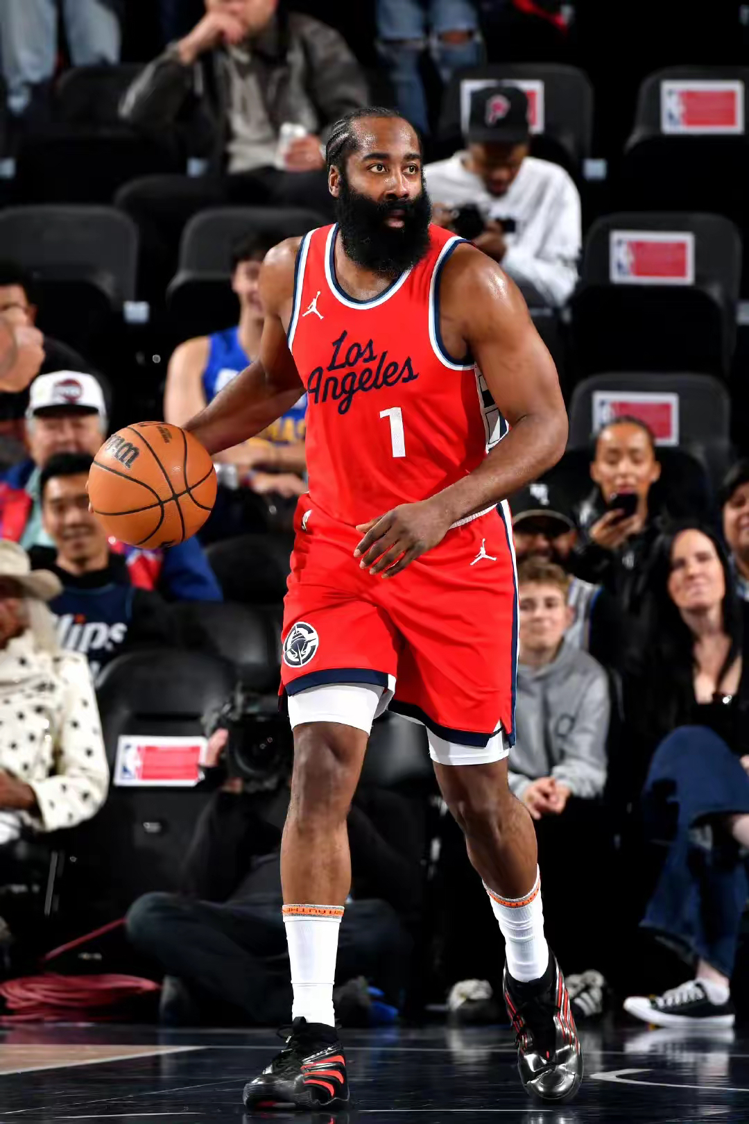 关于哈登官方宣布比赛规则变更新规，独行侠引发争议！赛场气氛高涨的信息乐鱼体育线上网站