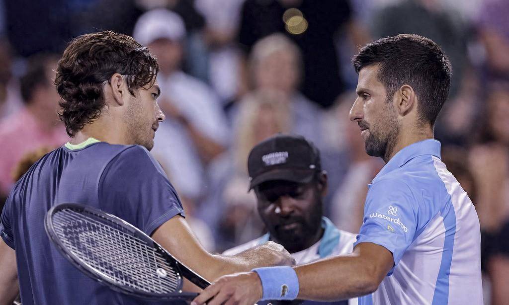 德约科维奇回归赛场，精彩发挥首场状态亮眼，独行侠观众沸腾！的简单介绍乐鱼体育